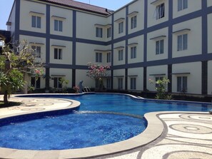 Una piscina al aire libre