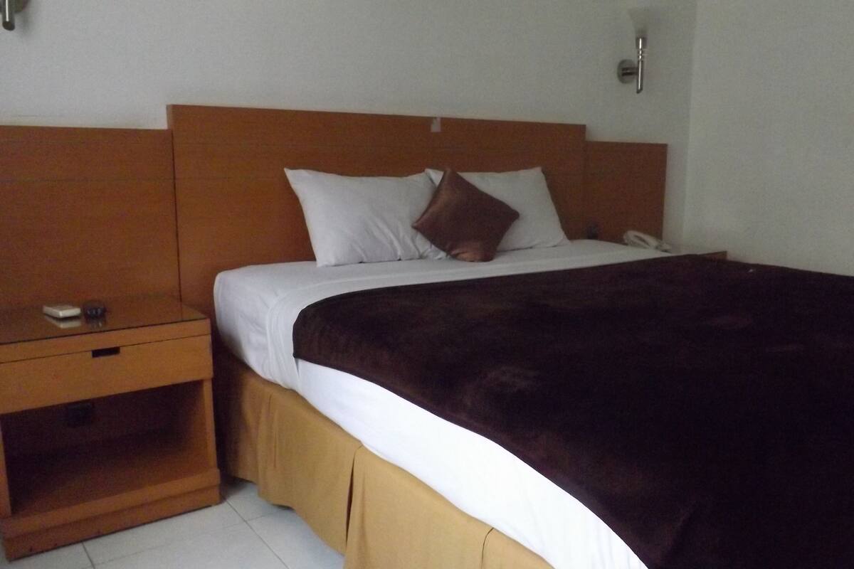 Standardzimmer | Schreibtisch, Verdunkelungsvorhänge, Zustellbetten, kostenloses WLAN