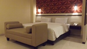 Executive-Suite | Schreibtisch, Verdunkelungsvorhänge, Zustellbetten, kostenloses WLAN