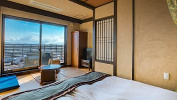 Kamar Deluks (Japanese-Style/ Private Open-Air Bath) | Brankas dan meja kerja