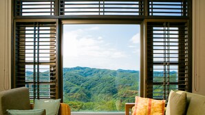 A room with a view of a mountainous landscape through large windows with wooden shutters. - Ijika Daiichi Hotel Kagura (Toba)