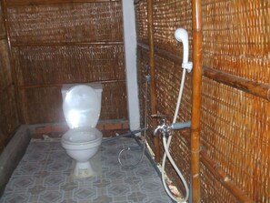 Bungalow | Badrum | Dusch, gratis toalettartiklar, tofflor och handdukar