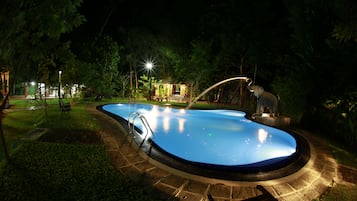 Utendørsbasseng og solsenger