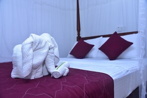 Minibar, desk, free WiFi, bed sheets - Villa 80 (Bentota)