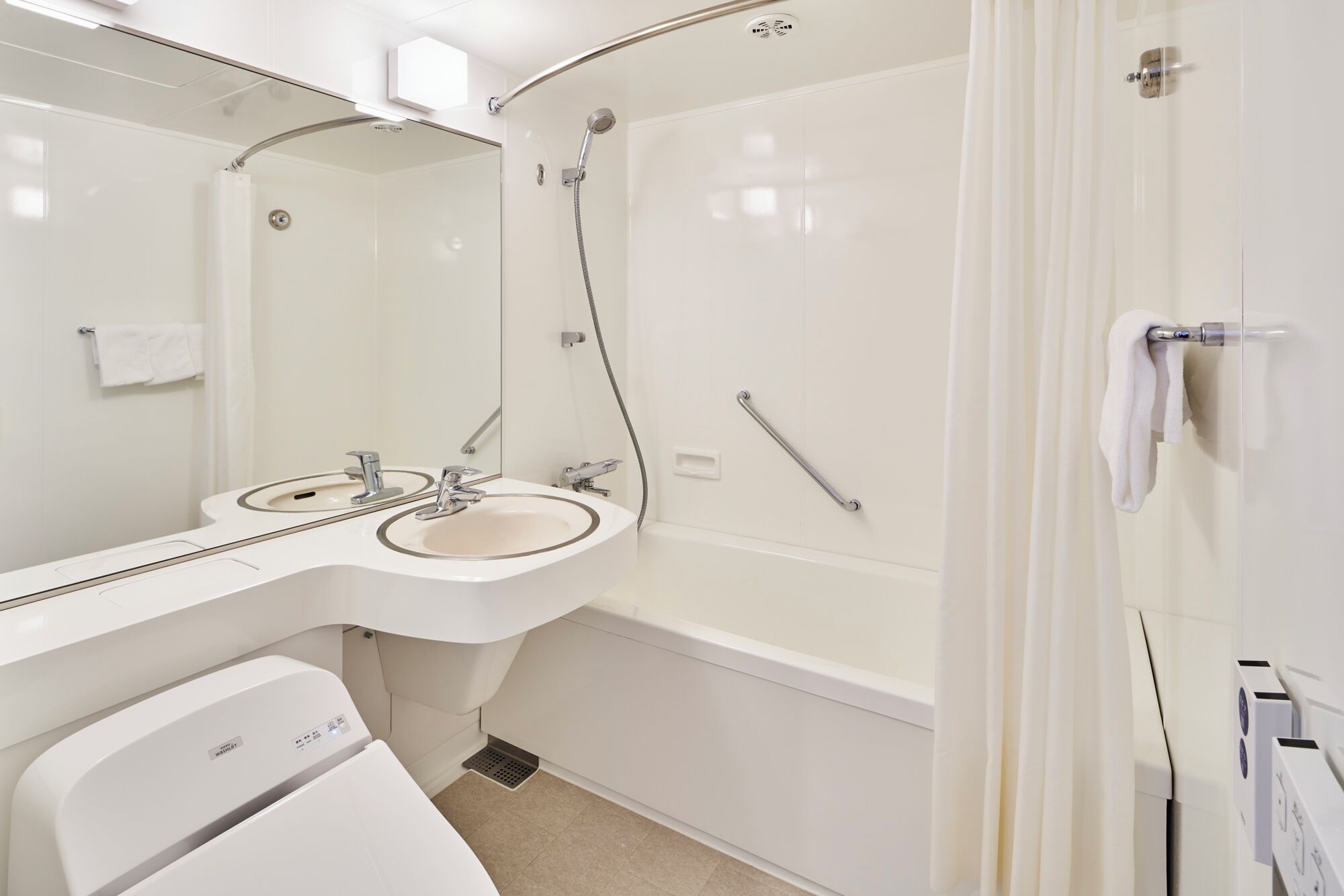 Quarto triplo conforto, para não fumantes | Banheiro | Chuveiro/banheira combinados, produtos de toalete grátis