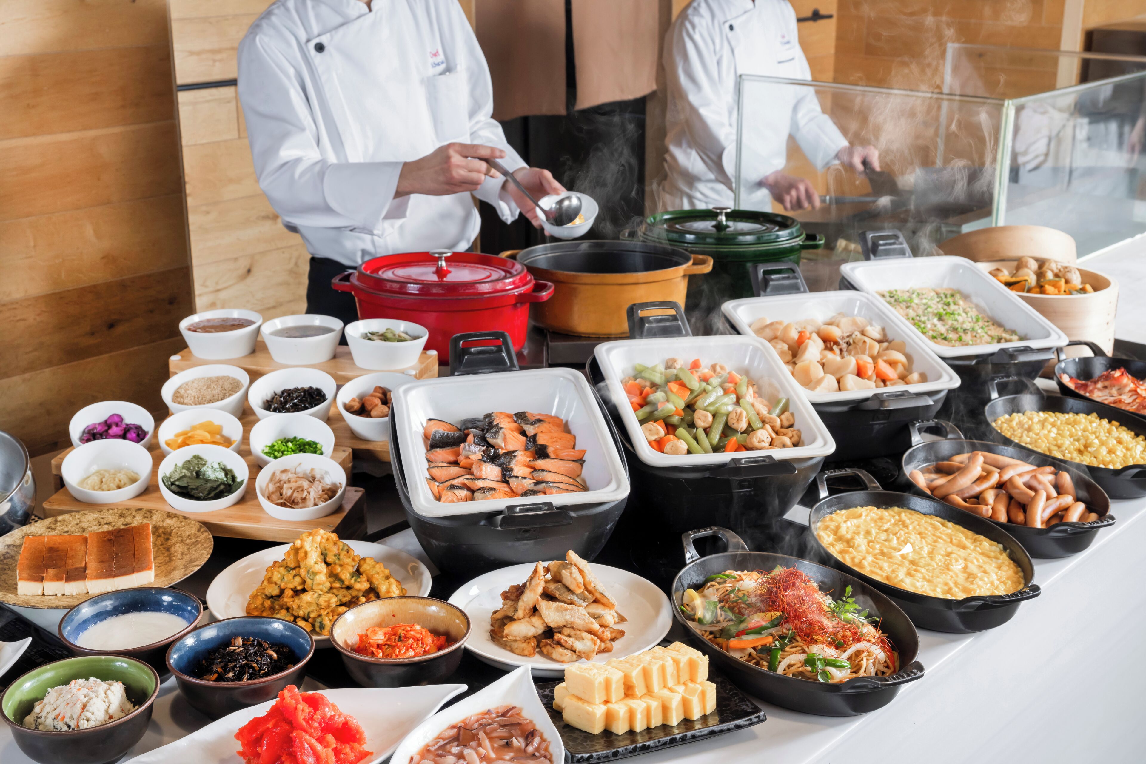 Ein Buffet mit verschiedenen Speisen und Küchengeräten.