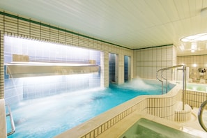 Sauna, hot tub, steam room