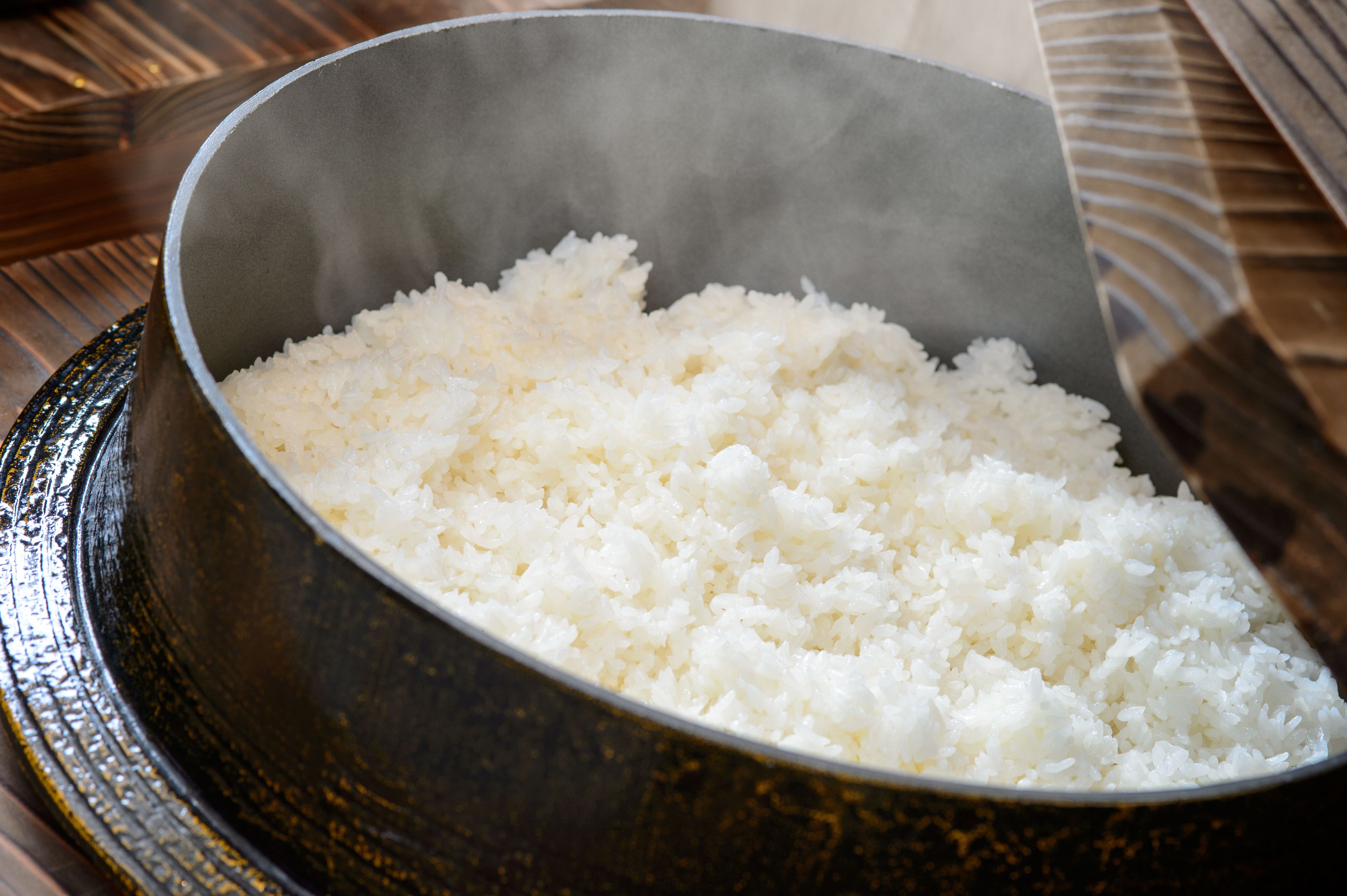Un tazón de arroz blanco cocido.