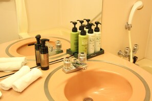淋浴/浴缸二合一、免費盥洗用品、吹風機、拖鞋