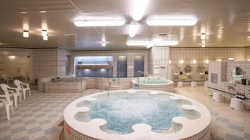 Sauna, hot tub, steam room
