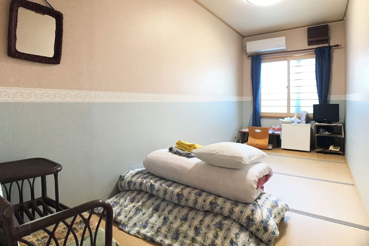 和室　一人部屋　共同バスルーム　禁煙 | デスク、アイロン / アイロン台、WiFi (無料)、客室ごとに異なる装飾