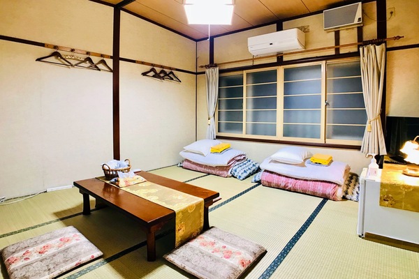 Traditionele kamer, niet-roken, gemeenschappelijke badkamer (Japanese-Style) | Individueel gedecoreerd, individueel gemeubileerd, een bureau