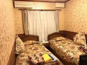 Traditional-Zweibettzimmer, Nichtraucher, eigenes Bad | Individuell dekoriert, individuell eingerichtet, Schreibtisch