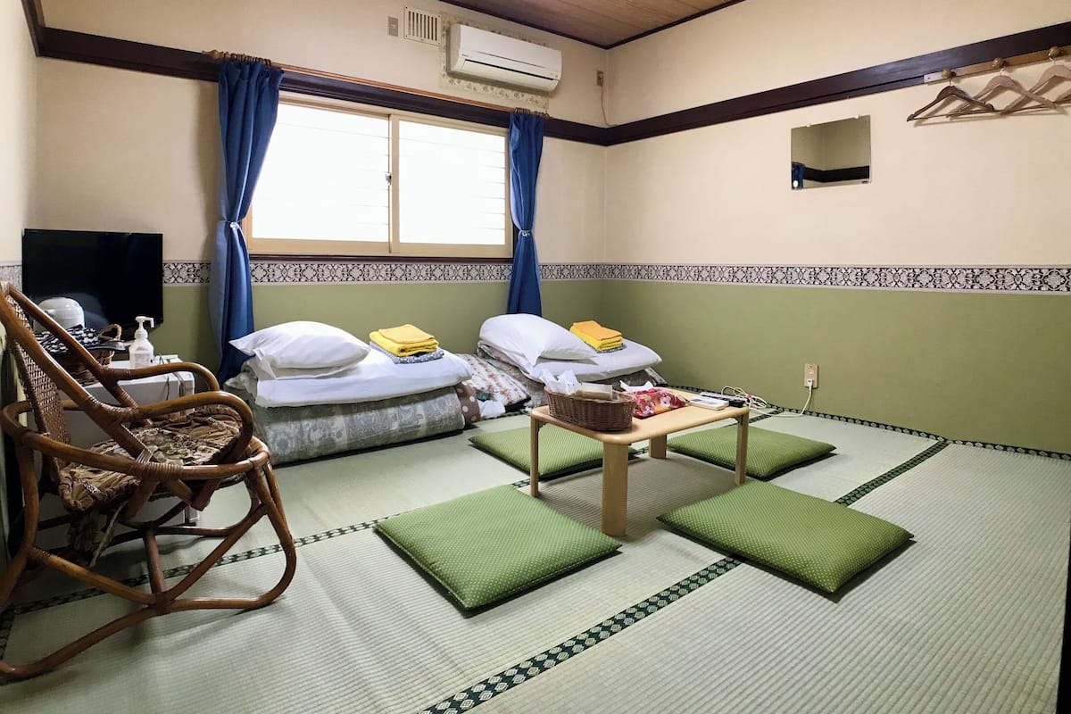 Traditionele driepersoonskamer, niet-roken, gedeelde badkamer (Japanese-Style) | Individueel gedecoreerd, individueel gemeubileerd, een bureau