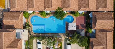 Piscine extérieure, chaises longues