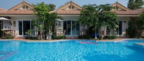 Outdoor pool, sun loungers