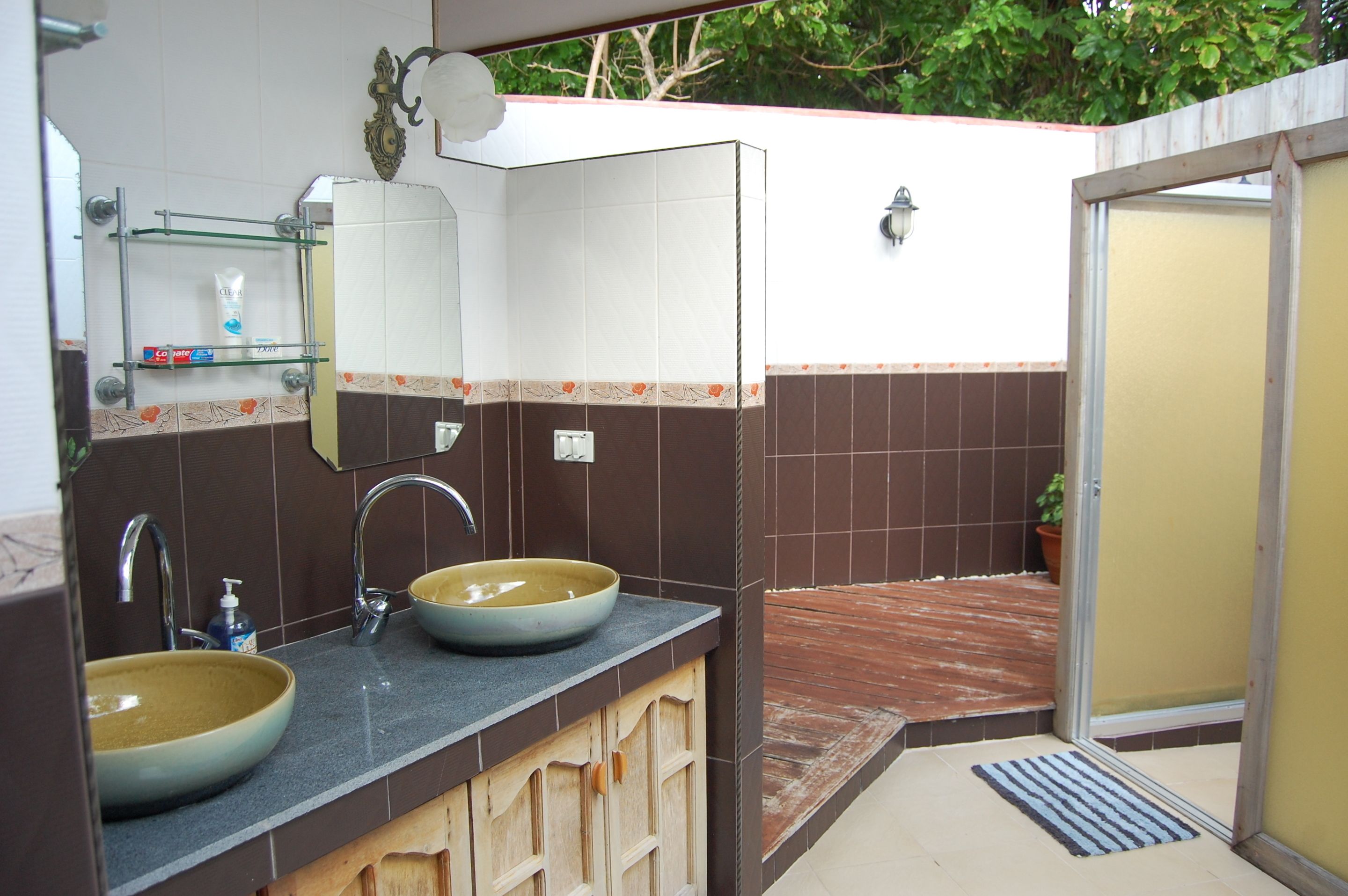 Honeymoon-Villa, 1 King-Bett, Strandblick, Strandnähe | Badezimmer | Dusche, Designer-Toilettenartikel, Haartrockner, Bademäntel