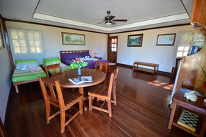 Biệt thự dành cho gia đình, nhiều giường, quang cảnh bãi biển, sát bãi biển | Bộ đồ giường cao cấp, minibar, két bảo mật tại phòng, bàn 