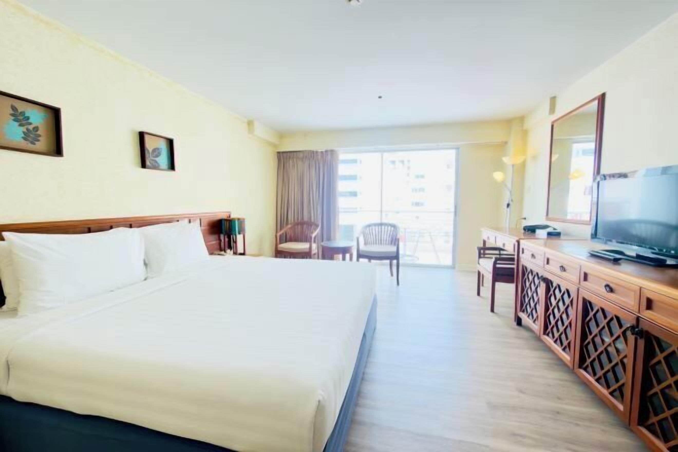 Caixa forta a l'habitació, escriptori i cortines opaques 