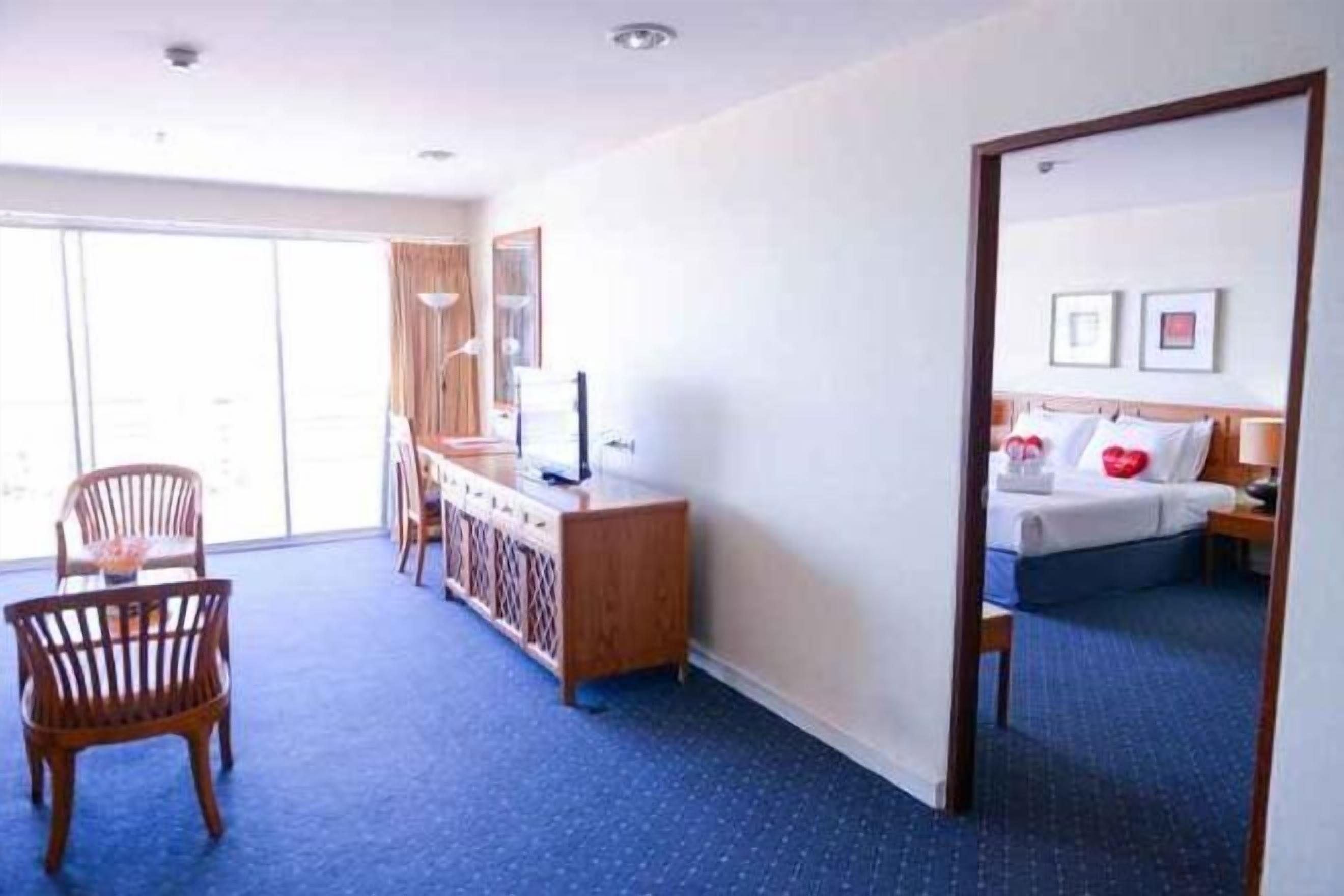 客房内保险箱、办公桌、遮光窗帘、折叠床/加床（额外收费）