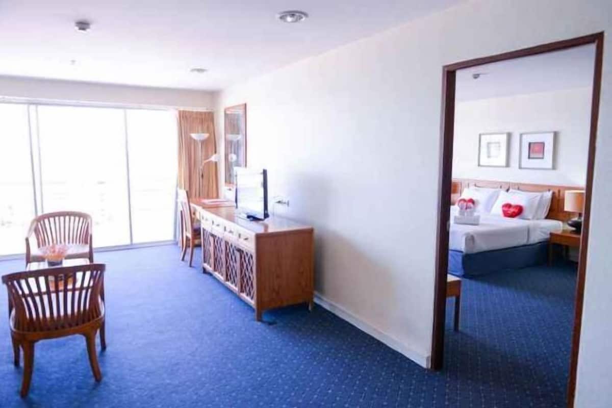 Cassaforte in camera, una scrivania, tende oscuranti