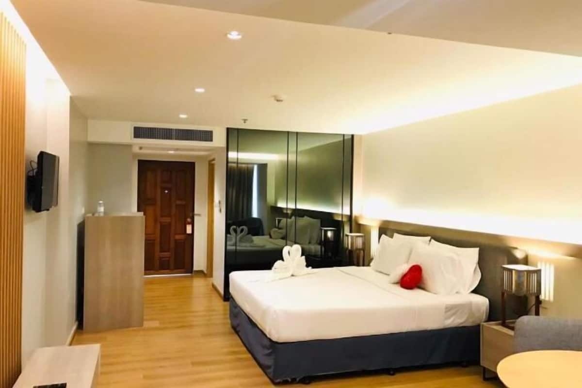 Cofres nos quartos, escrivaninha, cortinas blackout