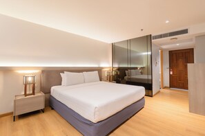 Grand kamer, uitzicht op zee | Een kluis op de kamer, een bureau, verduisterende gordijnen