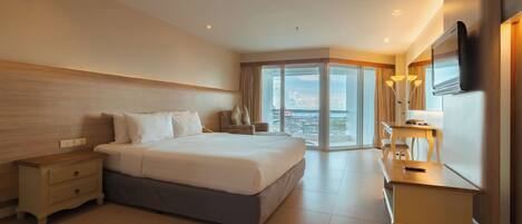 Deluxe-huone, merinäköala | Tallelokero huoneessa, työpöytä, pimennysverhot, lisävuoteet