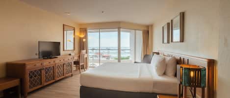 خزنة داخل الغرفة ومكتب وستائر تعتيم وأسرّة قابلة للطي