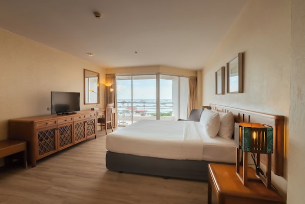 Suite, Sea View | In-room safe, desk, blackout curtains, rollaway beds - Sandy Spring Hotel (Pattaya)