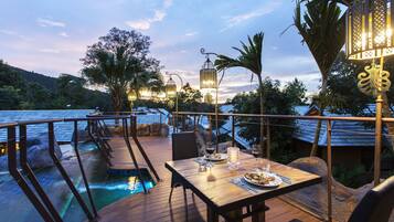 Breakfast, lunch, dinner served; international cuisine