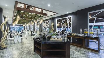 Breakfast, lunch, dinner served; international cuisine