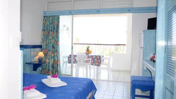 أغطية فراش متميزة ومكتب وتجهيزات عازلة للصوت ومكواة/لوح كي