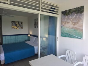 Premium bedding, desk, soundproofing, iron/ironing board - Résidence Tropicale (Le Moule)