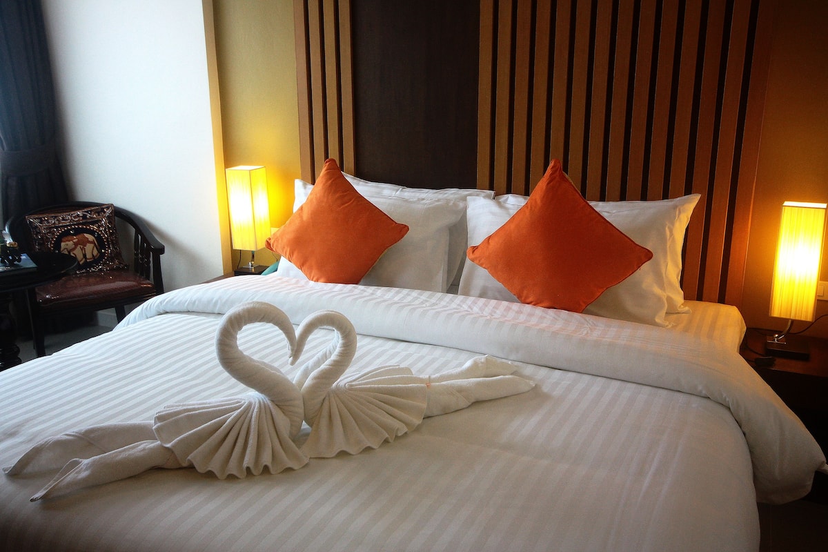 Premium bedding, minibar, desk, free WiFi