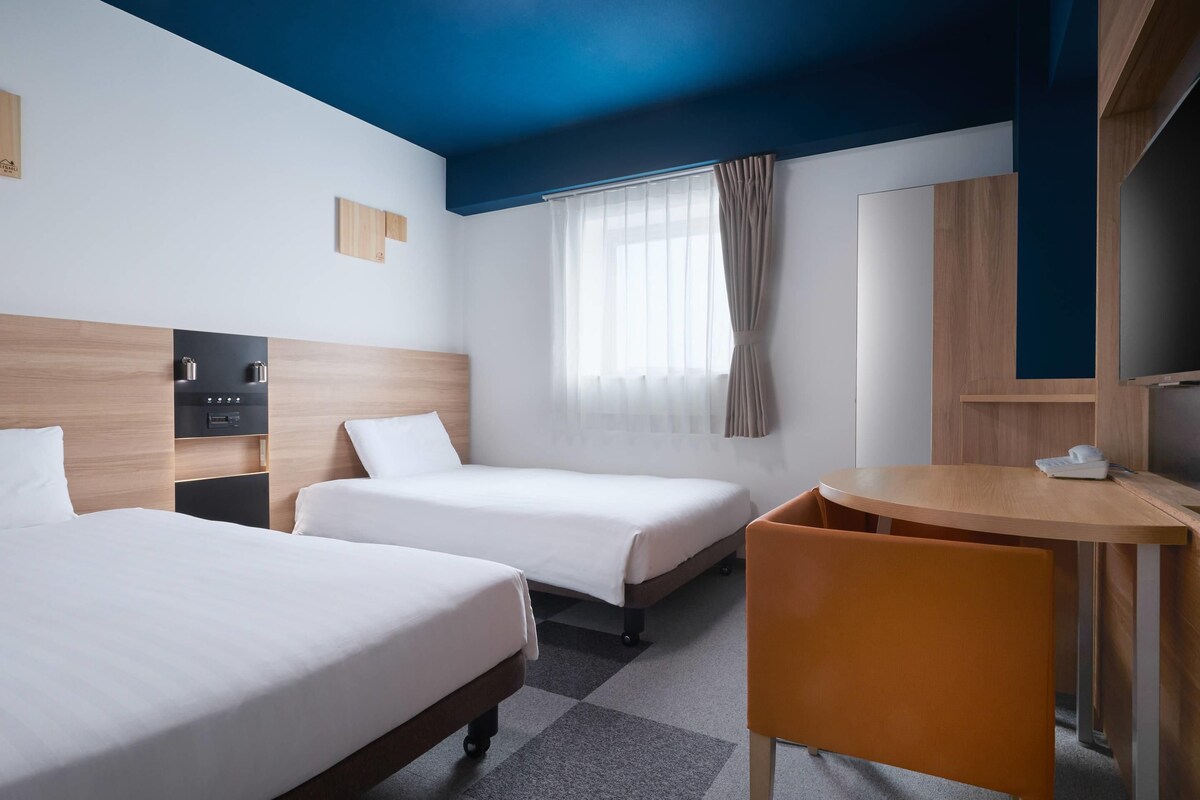 Chambre Standard, 2 lits une place, non-fumeurs | Coffres-forts dans les chambres, bureau, rideaux occultants