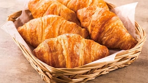 A basket of croissants on a wooden surface. - Comfort Hotel Wakayama (Wakayama)
