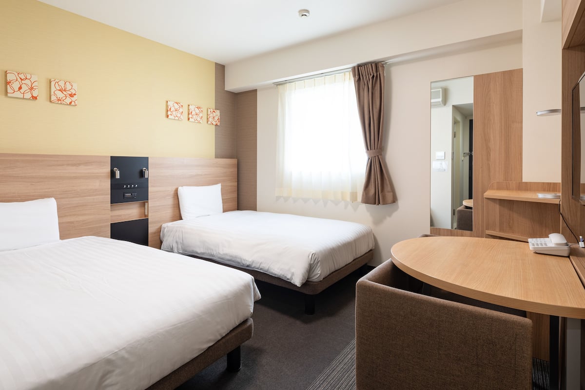 Standard Room, 2 Single Beds, Non Smoking | In-room safe, desk, blackout curtains, soundproofing