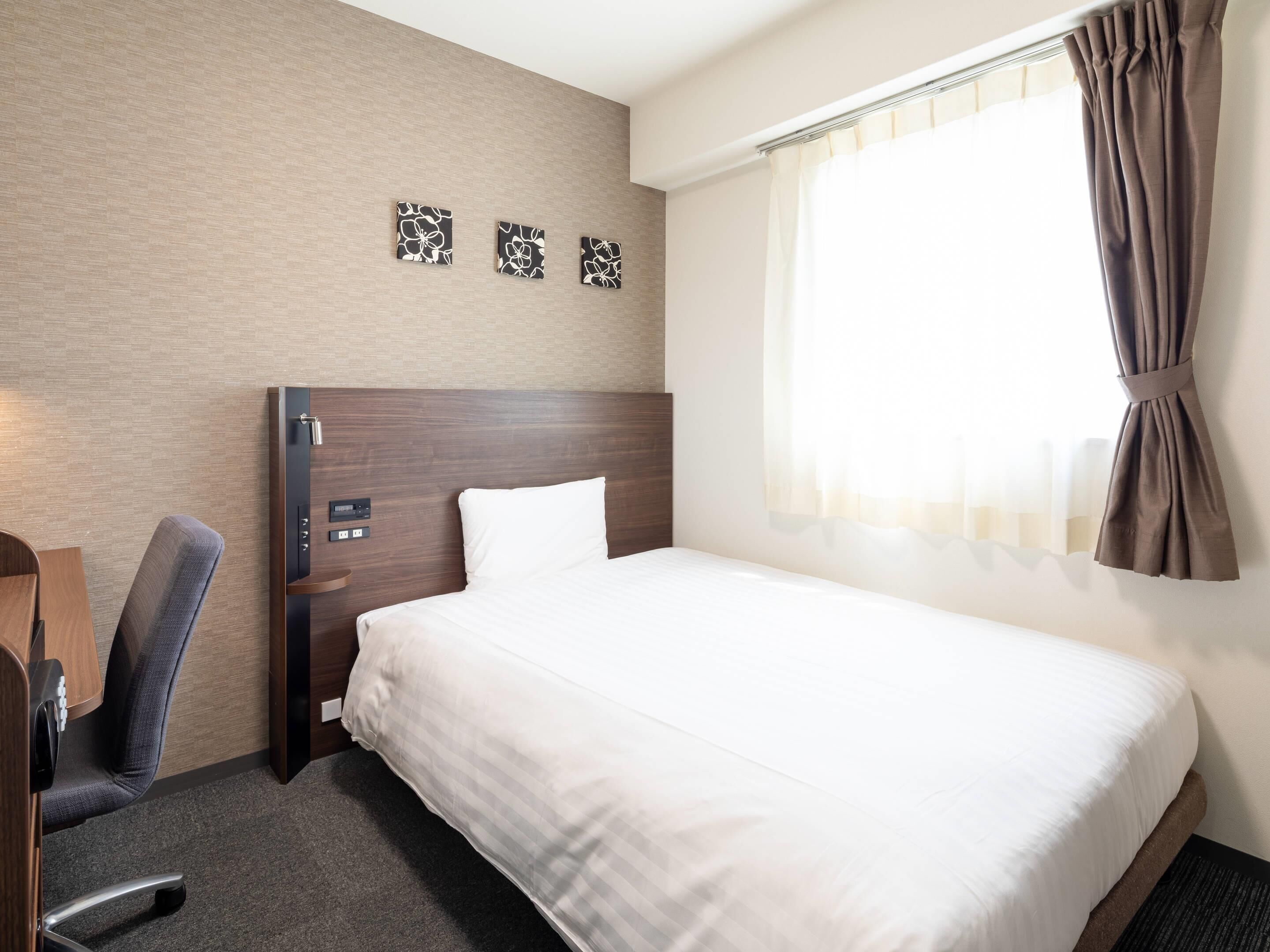 Habitación doble estándar, para no fumadores | Caja de seguridad en la habitación, escritorio y cortinas blackout 