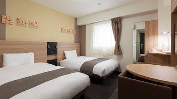 Standaard kamer, 2 eenpersoonsbedden, niet-roken | Een kluis op de kamer, een bureau, verduisterende gordijnen