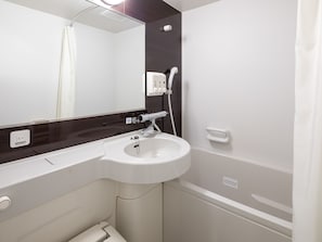 Combined shower/bathtub, free toiletries, hair dryer, slippers