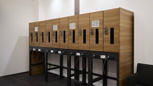 A row of wooden lockers with numbered keys and a bench to the right. - Comfort Hotel Wakayama (Wakayama)