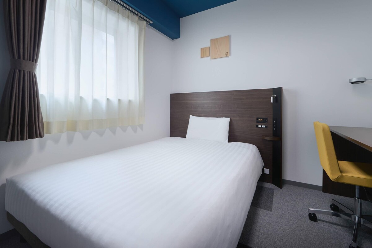In-room safe, desk, blackout curtains, soundproofing