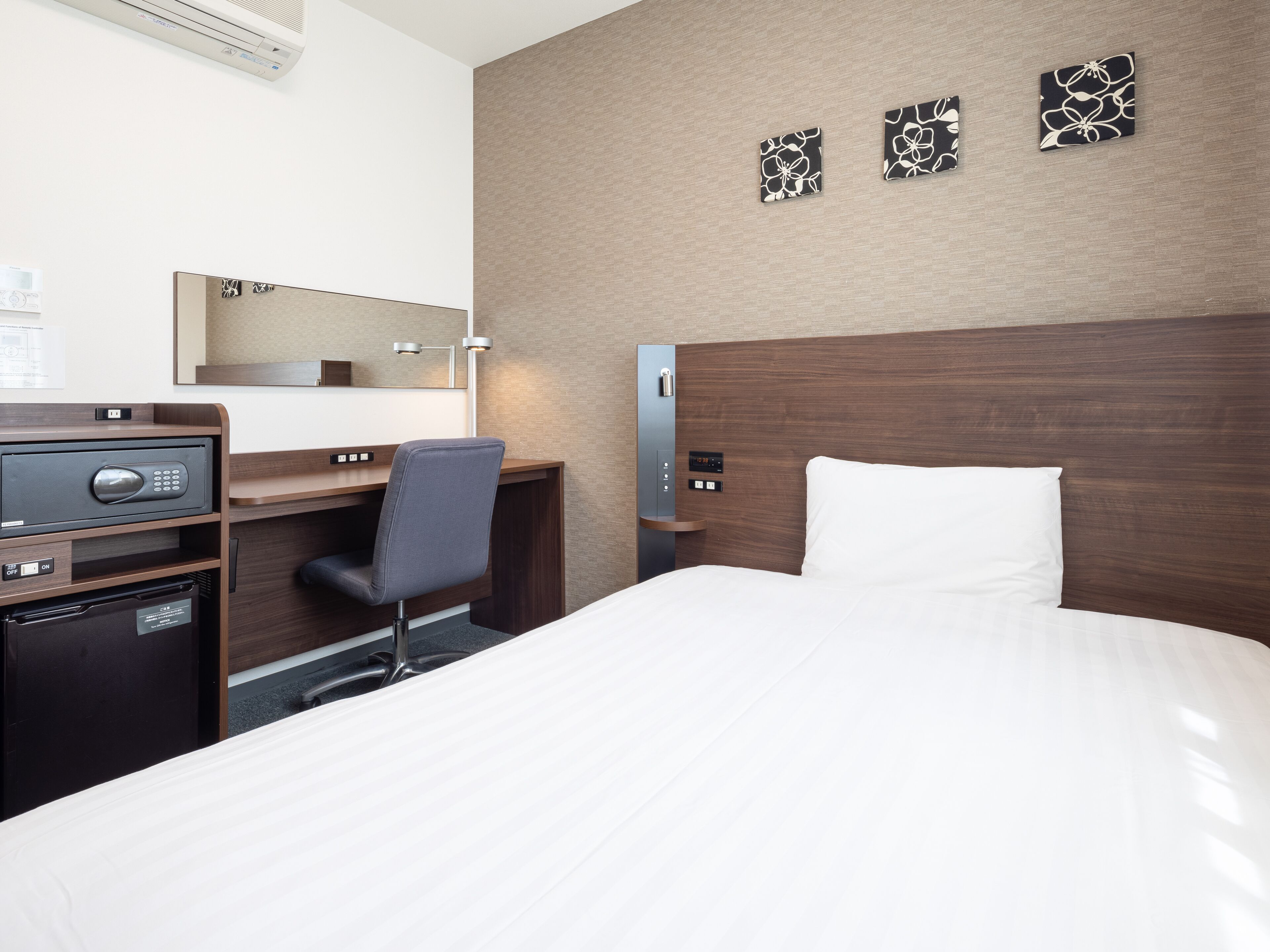 standard double room, non smoking | in-room safe, desk, blackout curtains, soundproofing
