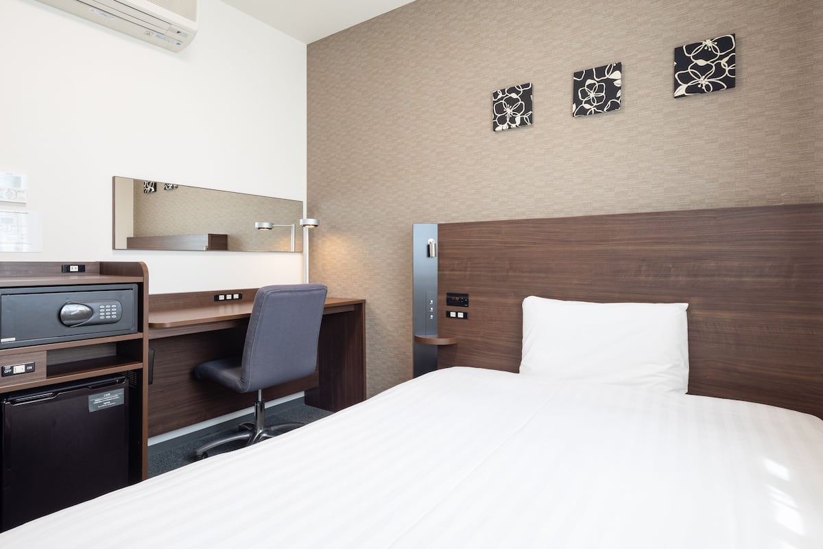 Standard Double Room, Non Smoking | In-room safe, desk, blackout drapes, soundproofing