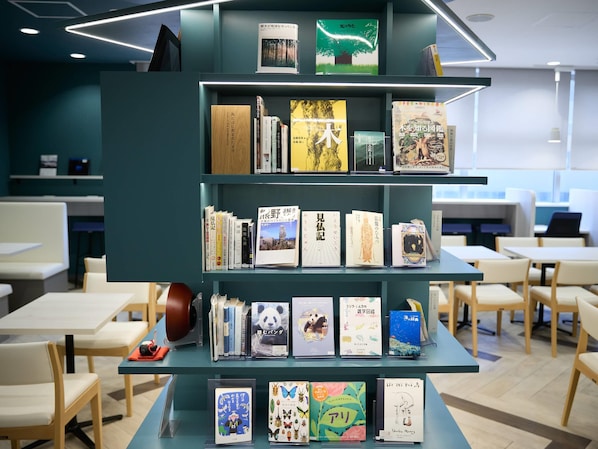 Eine Bibliothek mit Bücherregalen und Tischen.
