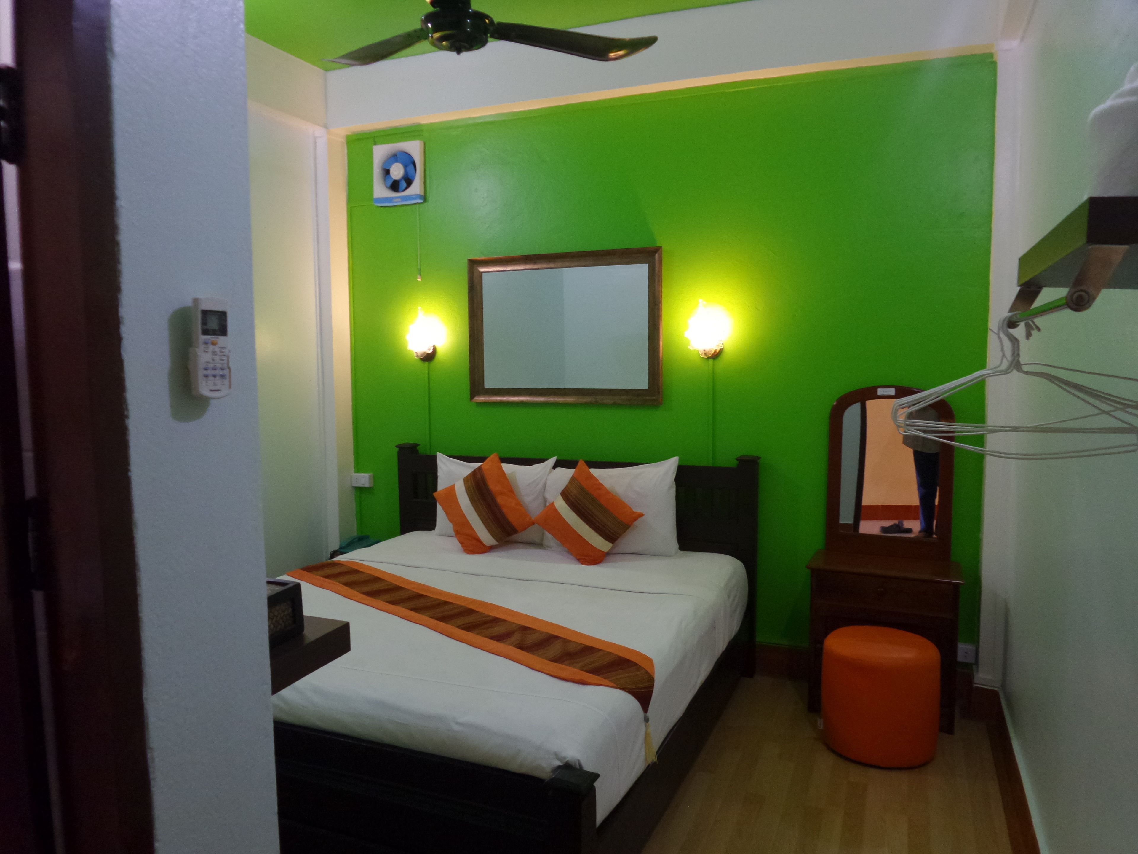 in-room safe, desk, free wifi