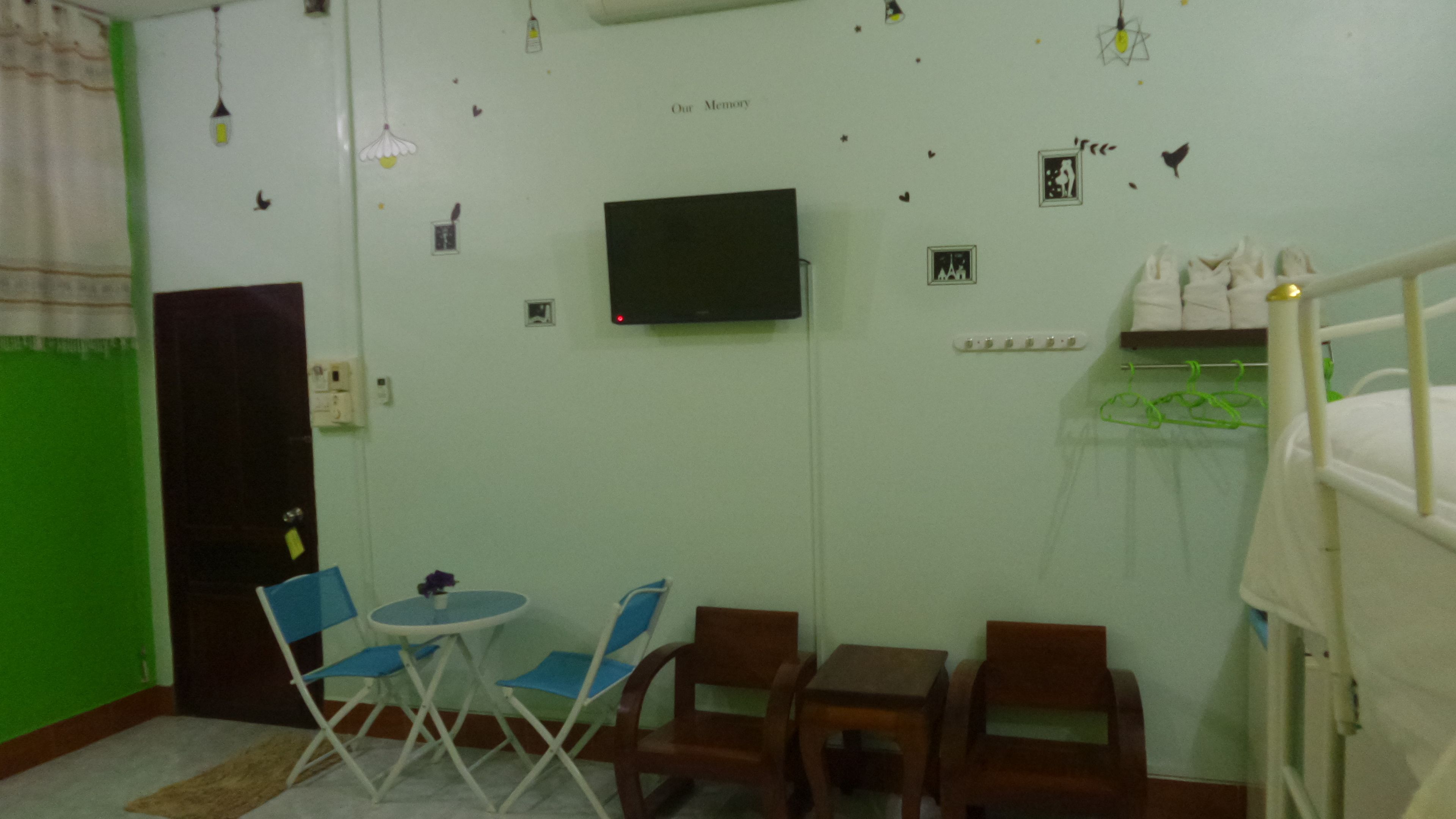 family room | in-room safe, desk, free wifi