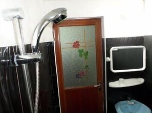 Bathroom shower - Pradeepa Guest House (Polonnaruwa)