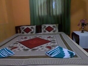 Desk, free rollaway beds, free WiFi - Pradeepa Guest House (Polonnaruwa)